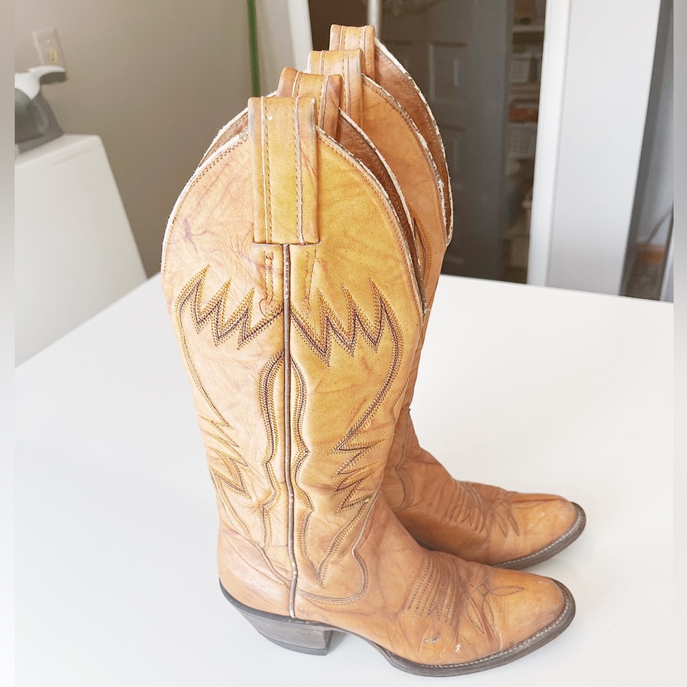 Vintage “The Sanders” cowgirl boots camel color classic height  size 6 women’s